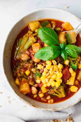 Easy Vegetarian Summer Chili by Jar Of Lemons! Gluten free, dairy free, vegan, and topped with corn and basil.