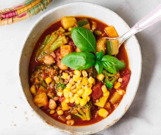 Easy Vegetarian Summer Chili by Jar Of Lemons! Love this recipe. Gluten free, dairy free, vegan, and perfect for an easy weeknight dinner!