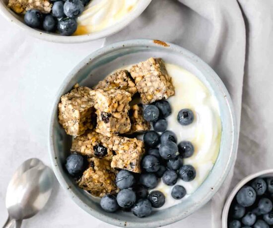 Blueberry & Yogurt Breakfast Bowls loaded with protein bars, greek yogurt, blueberries, and honey. So delicious!