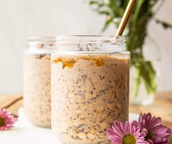 Palm Springs Date Overnight Oats in two mason jars.