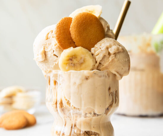 Banana Pudding ice cream in a glass.