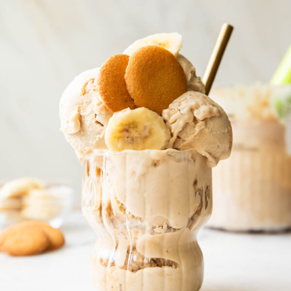 Banana Pudding ice cream in a glass.